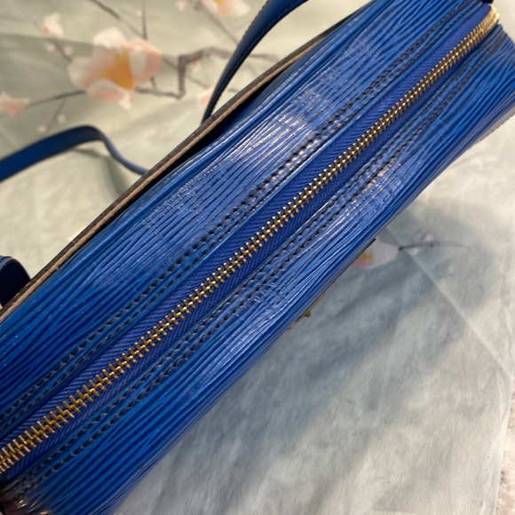 Louis Vuitton Epi Jeune Fille Leather Crossbody Shoulder Bag - Picture 7 of 15